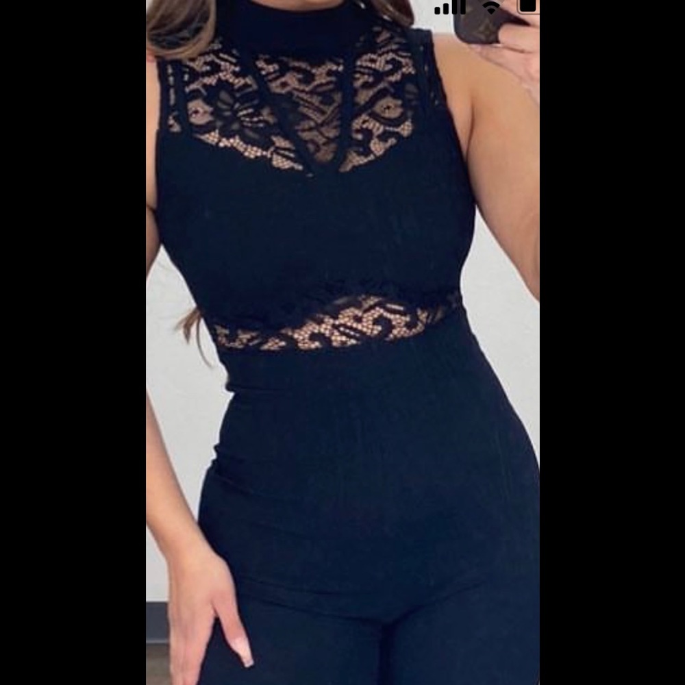 Beautiful jumpsuit with back zipper closure